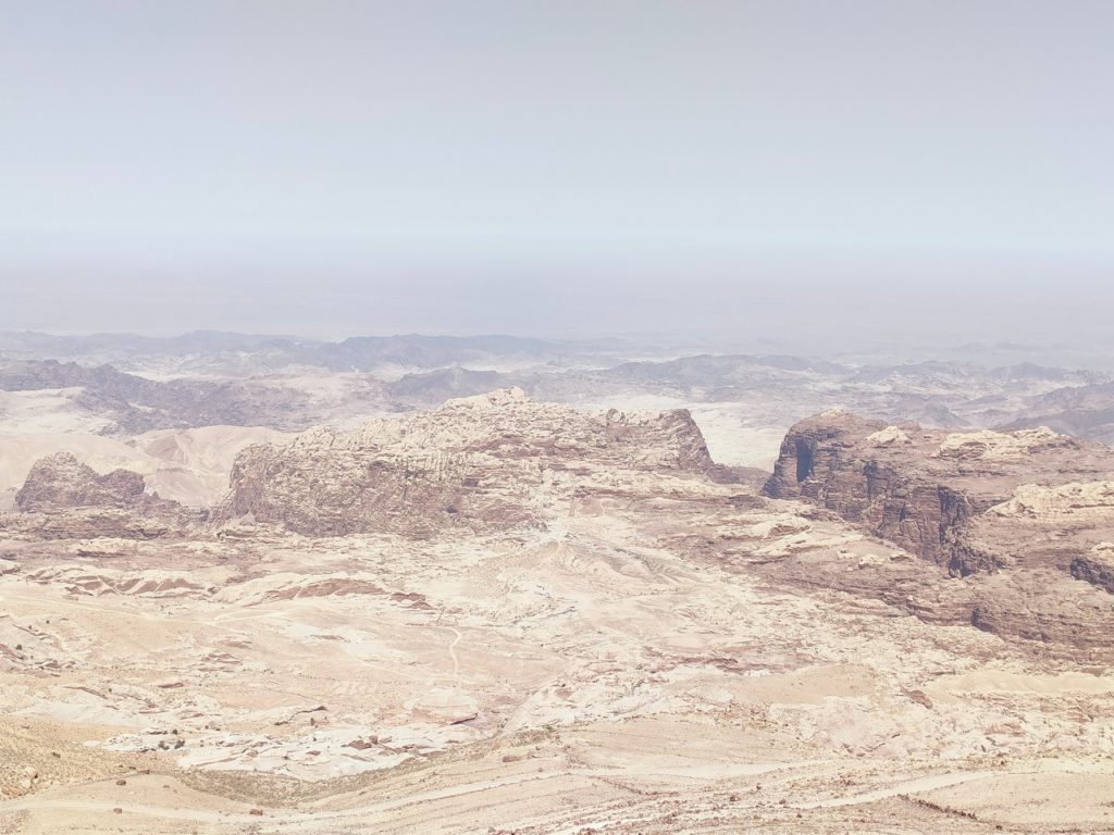 paysage sur la route entre le wadi rum et little pétra
