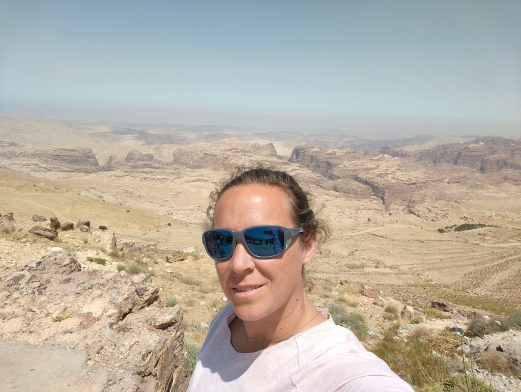 chatounette devant un paysage sur la route entre le wadi rum et little pétra