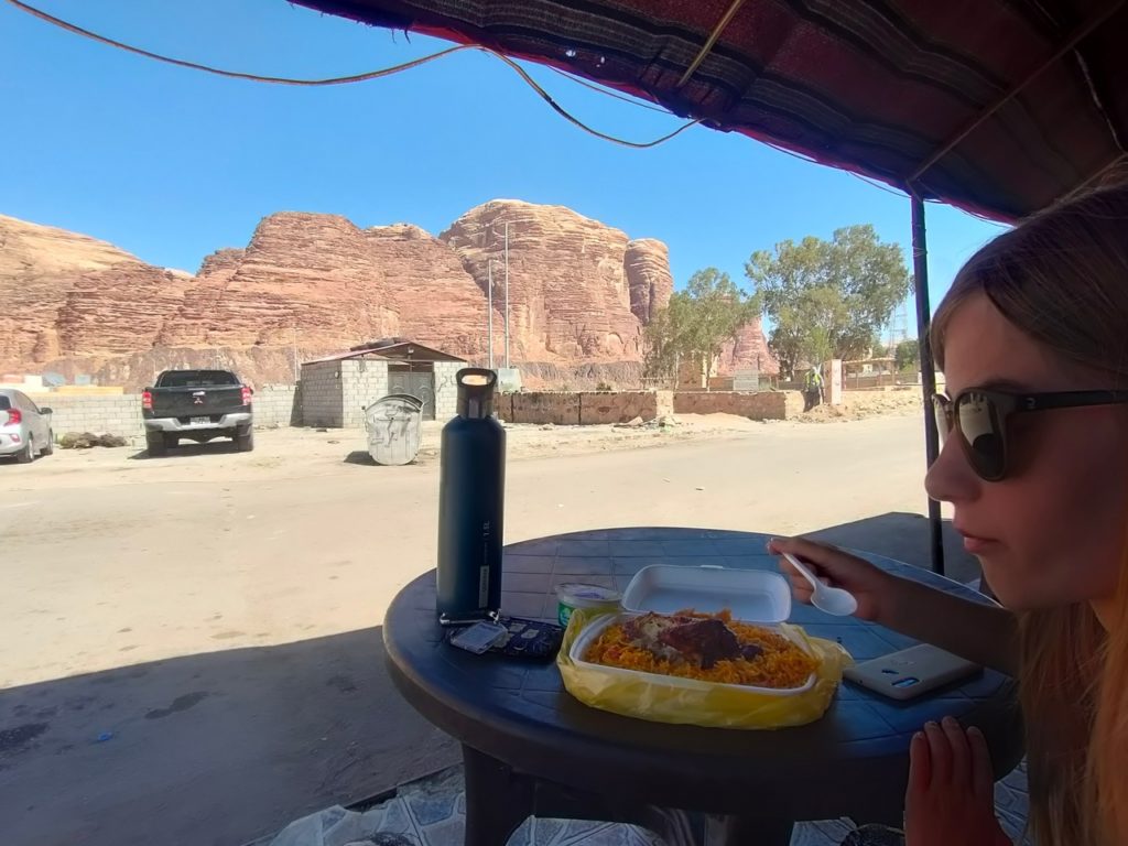 chatounette qui déjeune dans le village de wadi rum