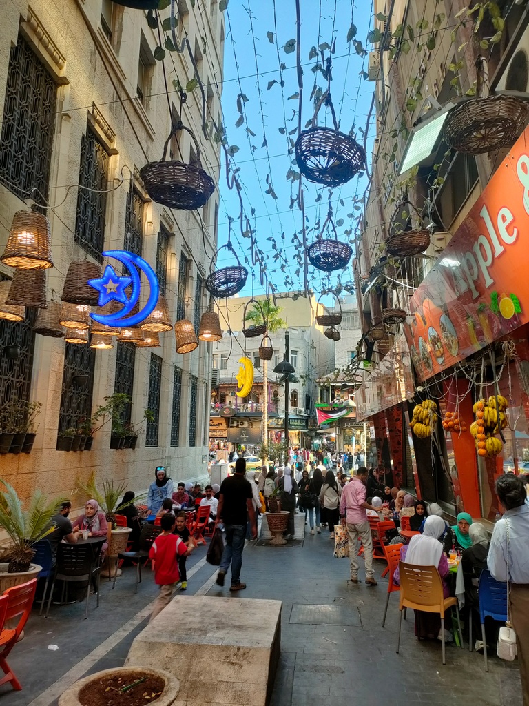 rue aux restaurants à amman en jordanie