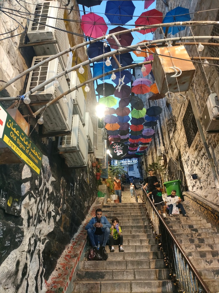 rue escalier d'amman avec des parapluies au dessu