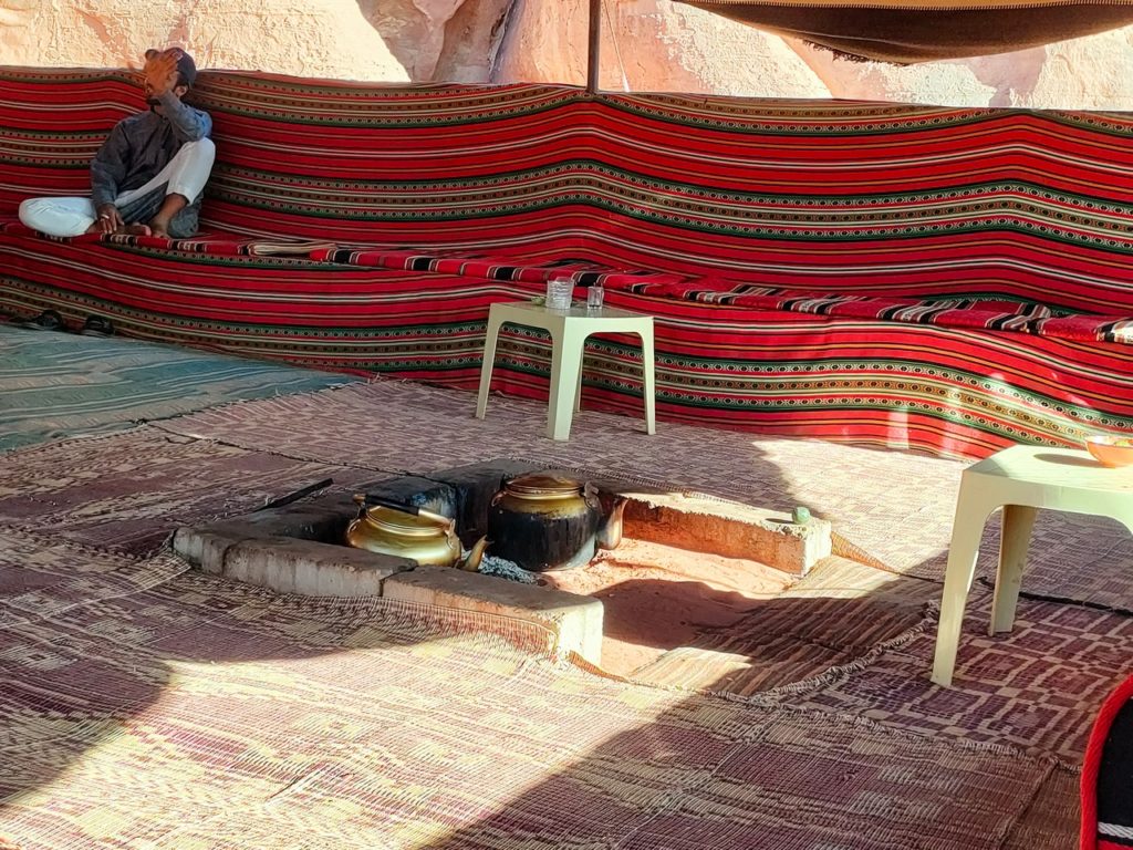 camp de "bédouins" où prendre le thé au pied de Little Bridge, Wadi Rum