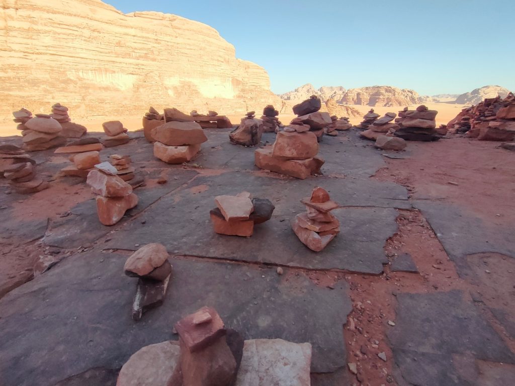 cairns au Site près de la maison de Lawrence, Wadi Rum, Jordanie