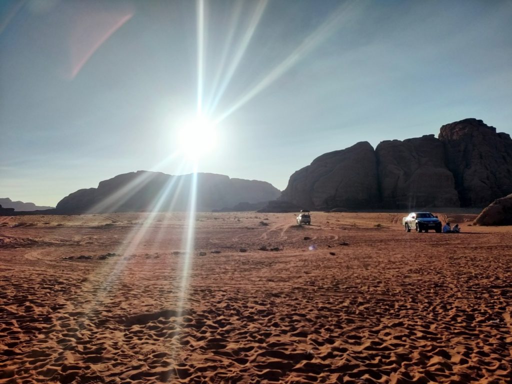 soleil couchant dans le désert du wadi rum