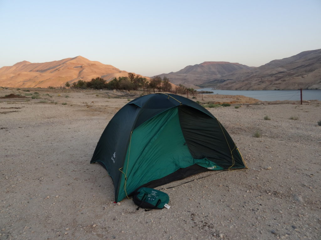 Camping sauvage au barrage de mujib près de madaba