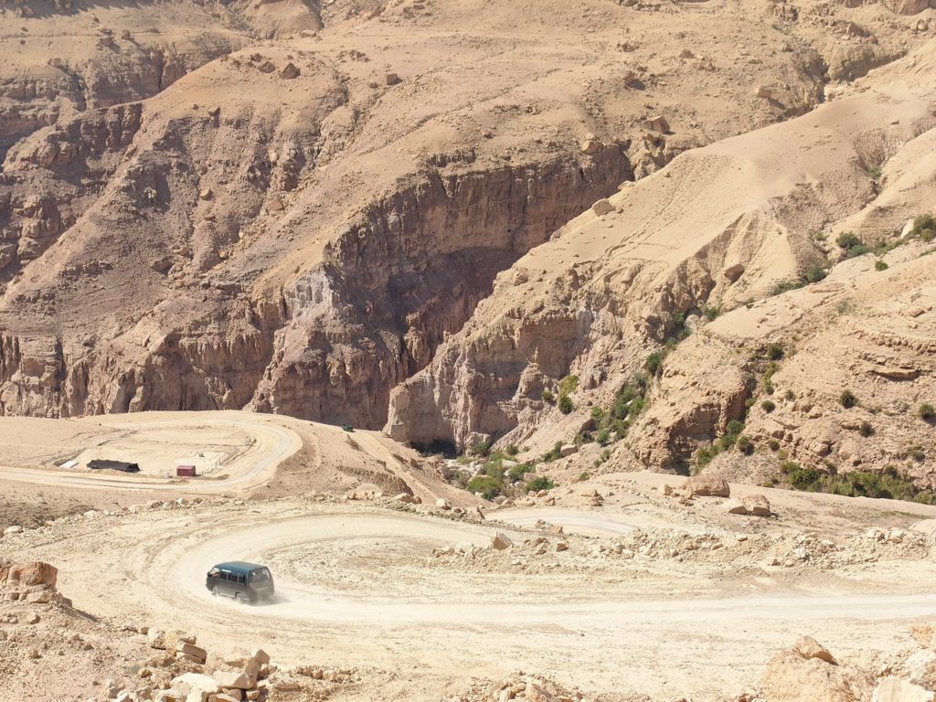 route qui descend à wadi bin hammad