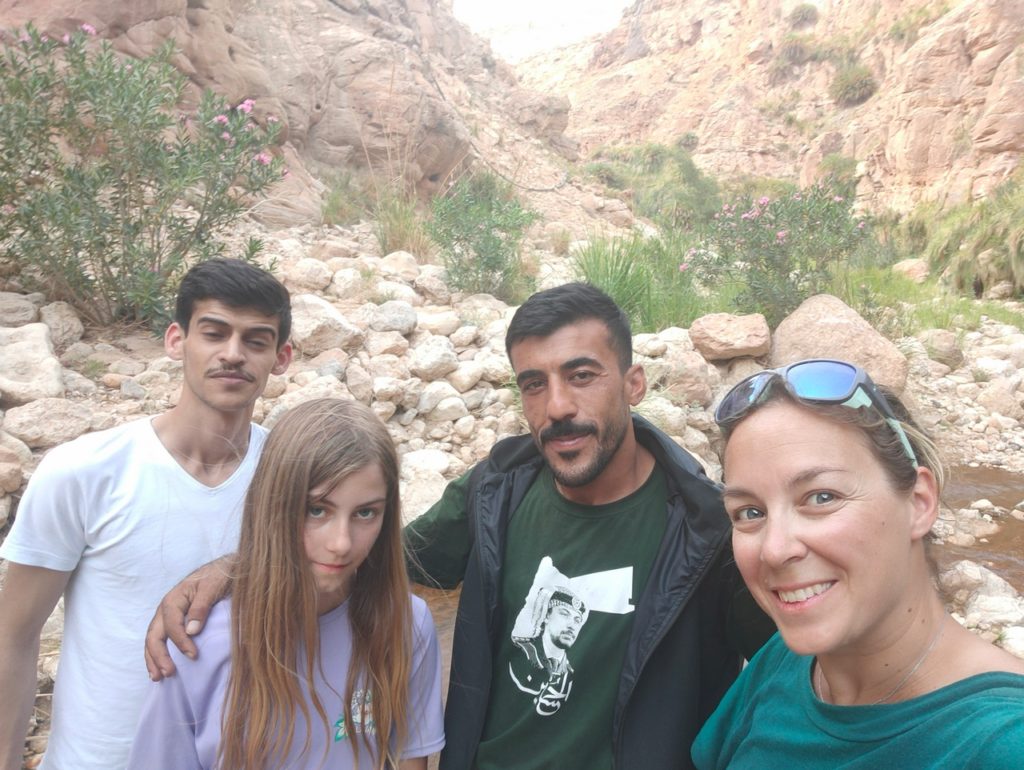 nos 2 guides; chatounette et chatoune dans les sources d'eau chaude à Hammamat Afra