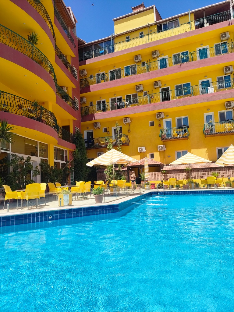 piscine et façades de mariam hôtel à madaba