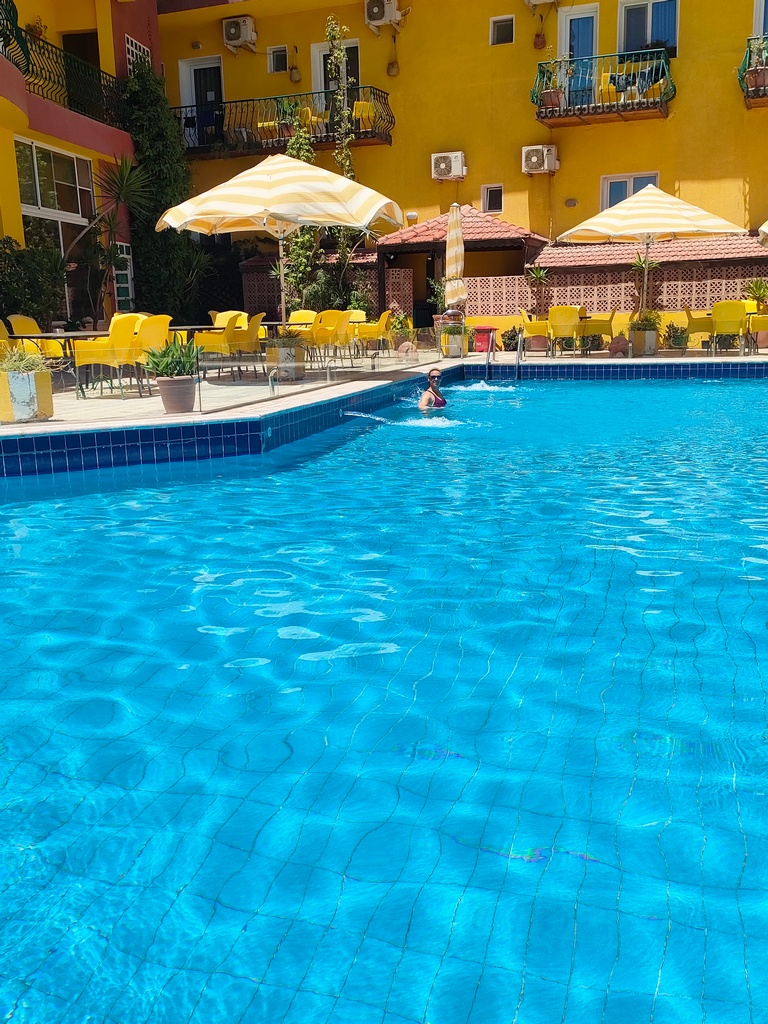 chatoune dans les jets de la piscine de mariam hôtel à madaba