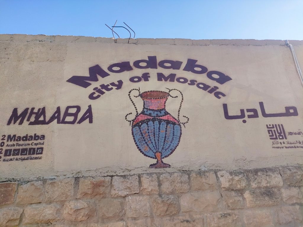 peinture sur un mur où il est écrit madaba city of mosaïc