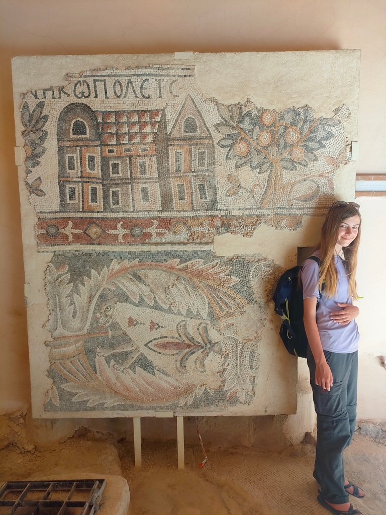 chatounette devant une mosaïque au parc archéologique I de madaba