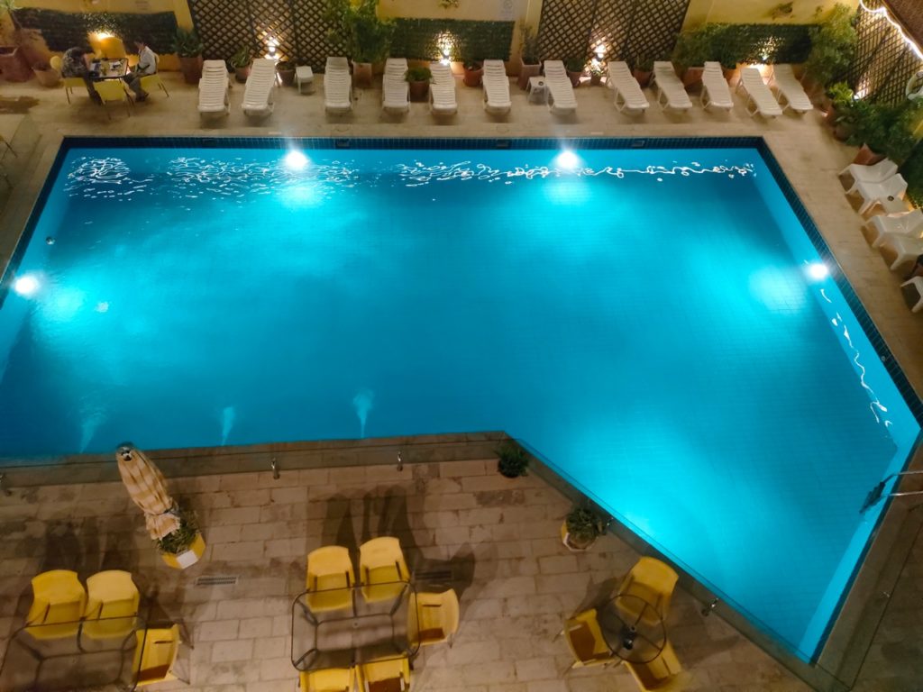 piscine de l'hotel mariam éclairée la nuit à madaba