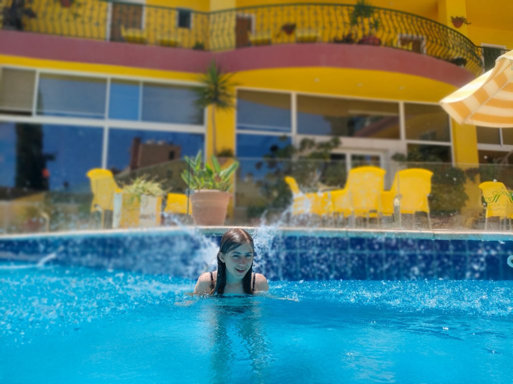 hotel mariam à madaba, chatounette dans la piscine