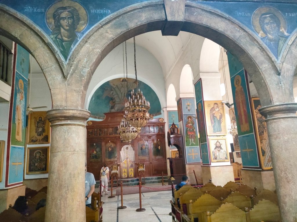 intérieur de l'église saint georges de madaba