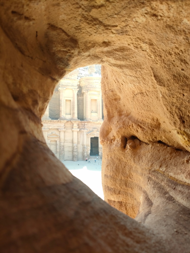 Monastère Al-Deir Pétra vue entre les roches