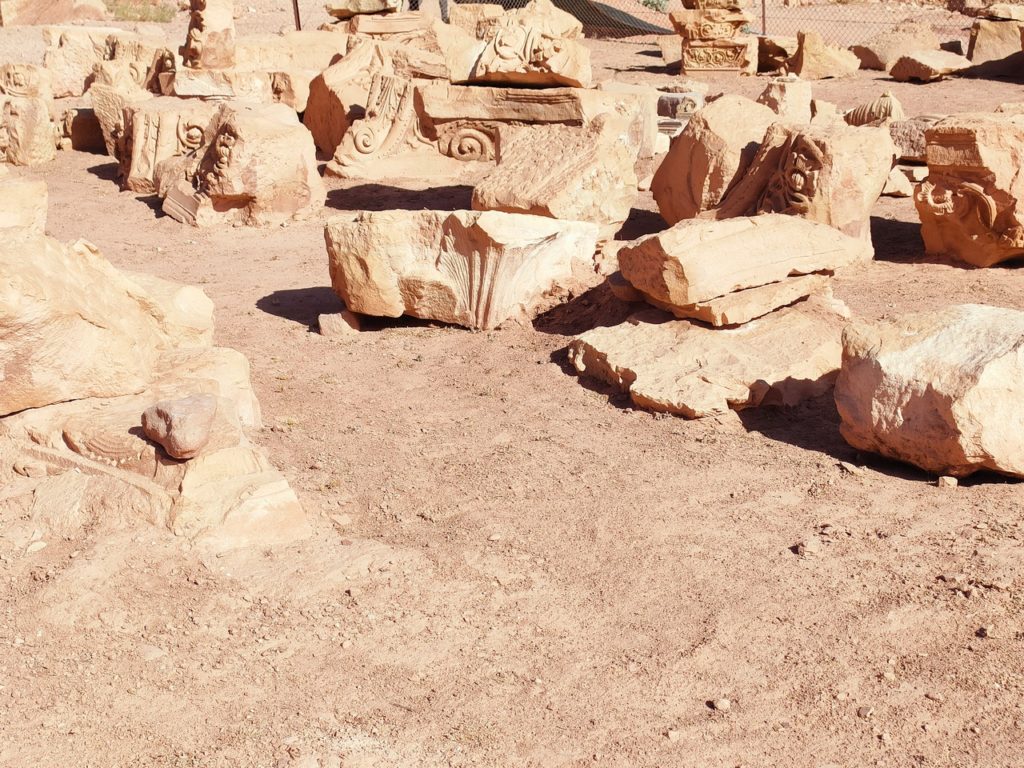 vestiges de chapiteau de de colonne du Grand Temple de Pétra
