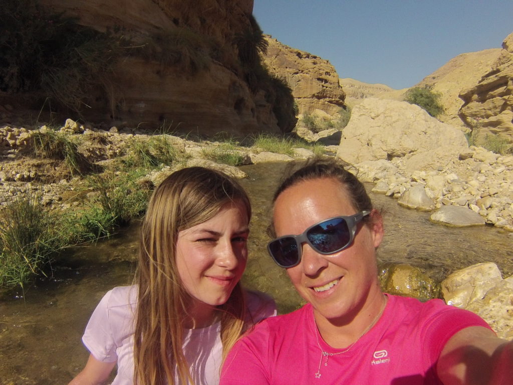 chatoune et chatounette dans Wadi Bin Hammad, source d'eau chaude en Jordanie