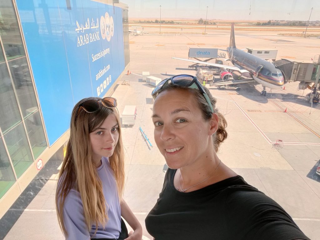 chatoune et chatounette à l'aéroport d'amman en jordanie
