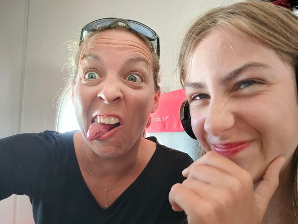 chatoune et chatounette s'amusent à faire des grimaces dans l'avion de jordanie à la france