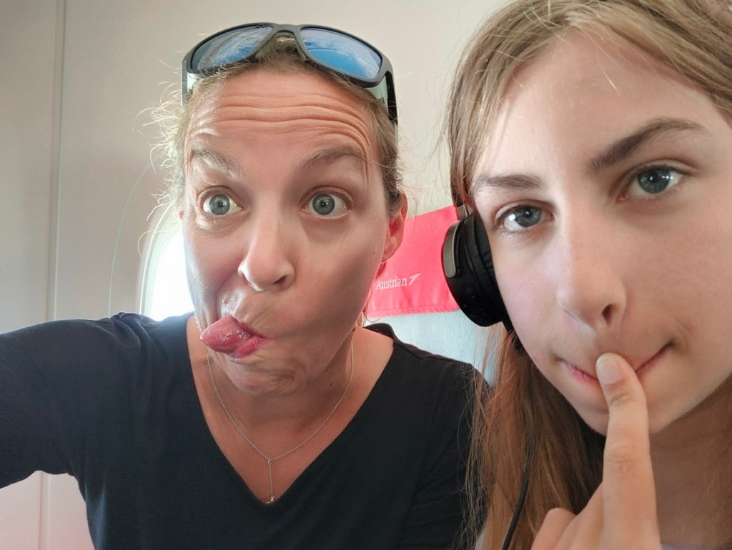 chatoune et chatounette s'amusent à faire des grimaces dans l'avion de jordanie à la france