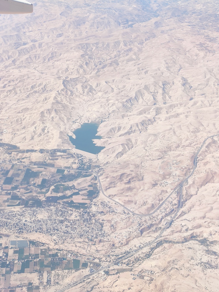 vue sur les terres agricoles et les montagnes désertiques de jordanie depuis l'avion