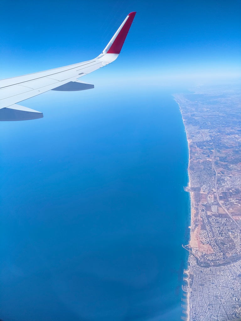 vue sur la mer et la terre depuis l'avion