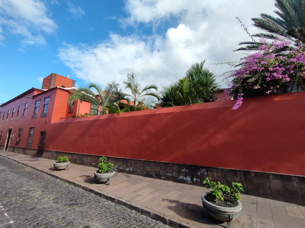 mur et façade rouge de garachico