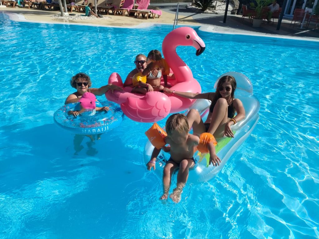 la famille dans la piscine de l'hôtel allegro isora, Ténérife