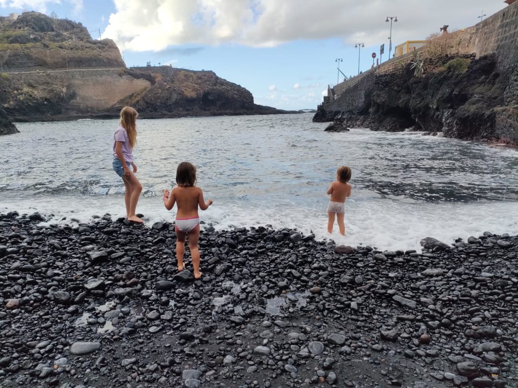 plage de garachico, enfants trempant les pieds