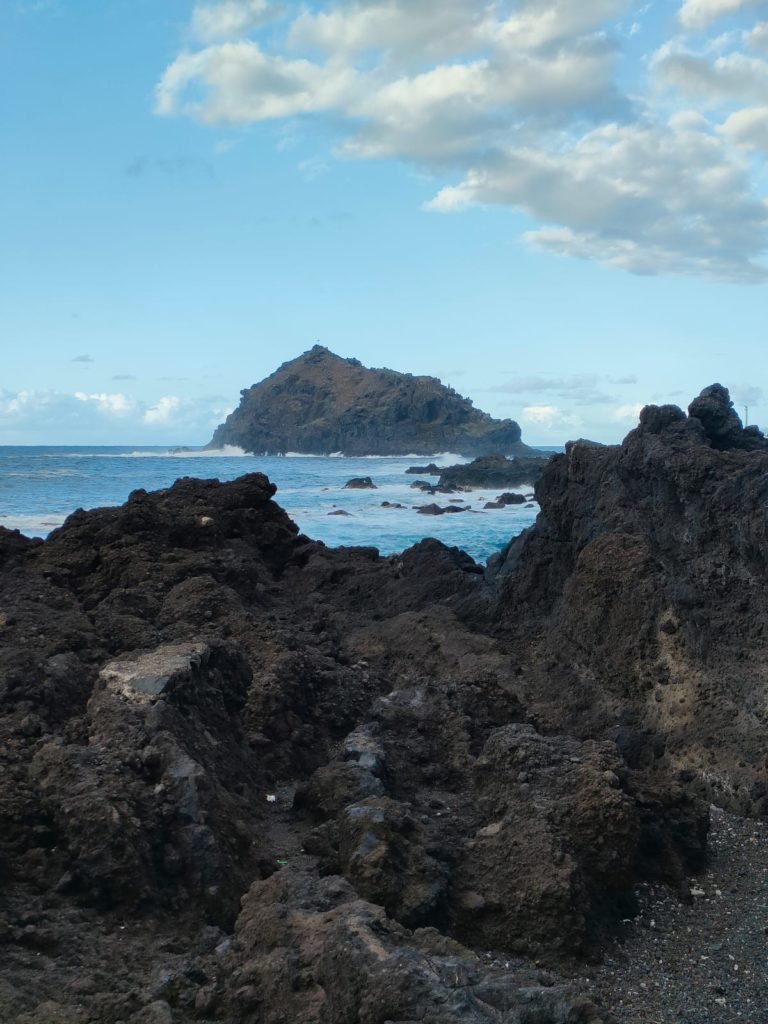 littoral de garachico, roches volcaniques se jetant dans la mer