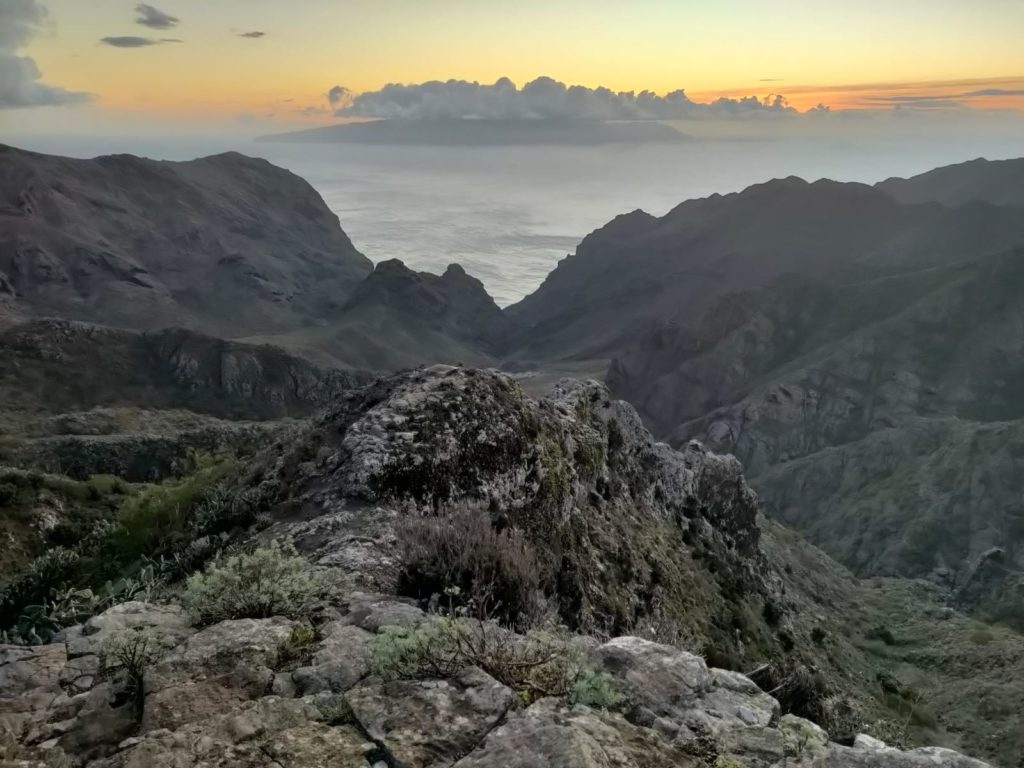 paysage de montagnes et de mer sur la route TF 436 entre garachico et los gigantes, via Masca, ténérife