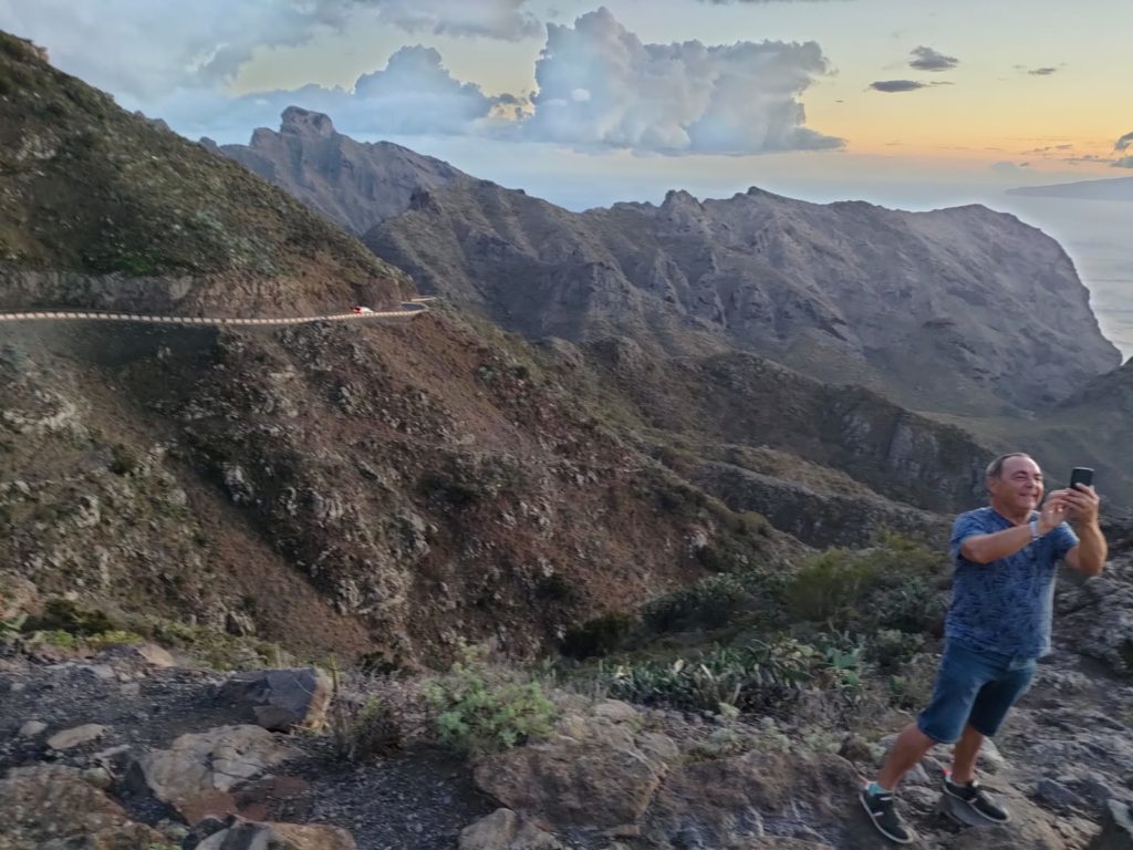 selfie de pépère devant paysage de montagnes sur la route TF 436 entre garachico et los gigantes, via Masca, ténérife