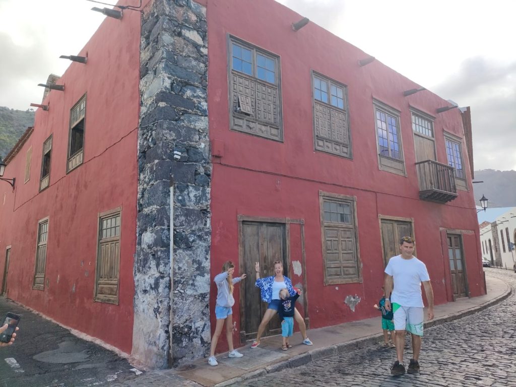 notre famille posant sur une belle façade rouge de Garachico