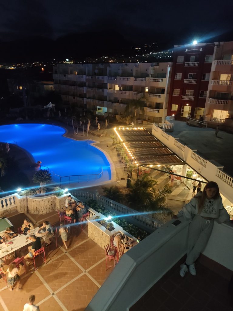 vue sur la piscine de nuit à l'hôtel fram allegro isora à ténérife