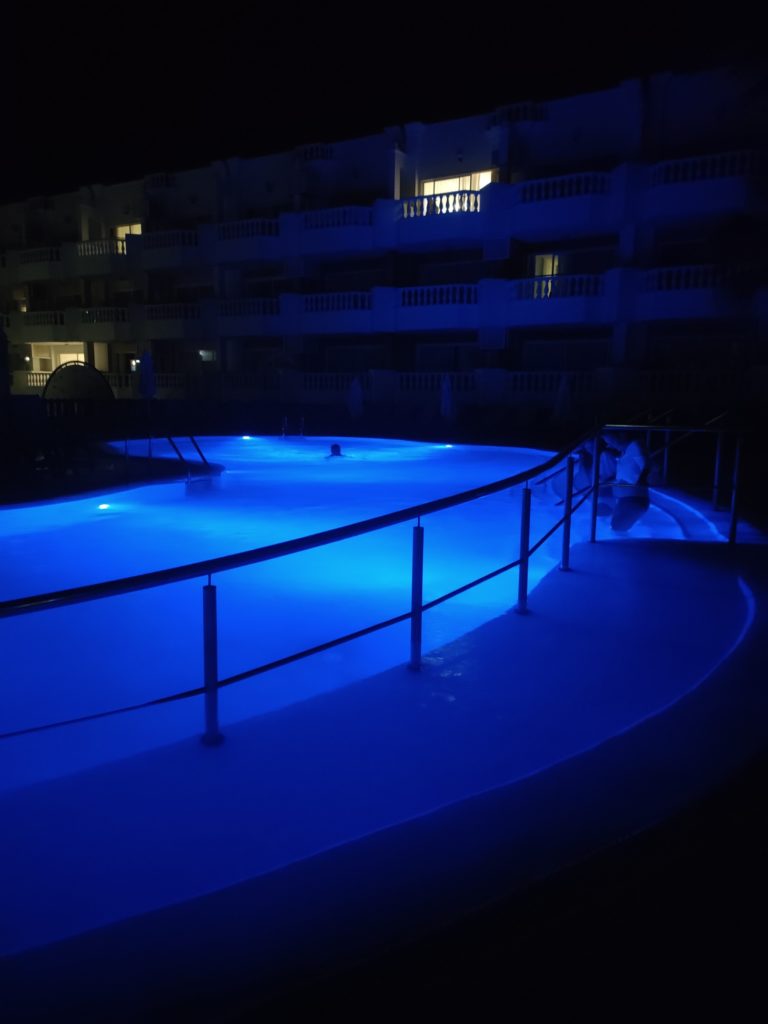 piscine de nuit à l'hôtel fram allegro isora à ténérife