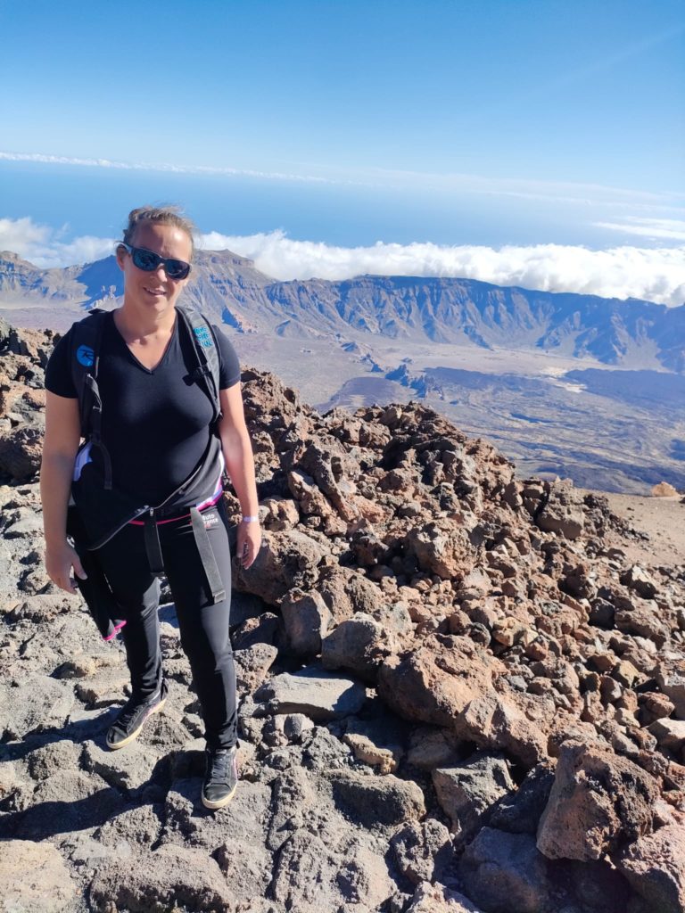 chatoune et le paysage sur le sentier de roche volcanique du volcan Teide, Ténérife