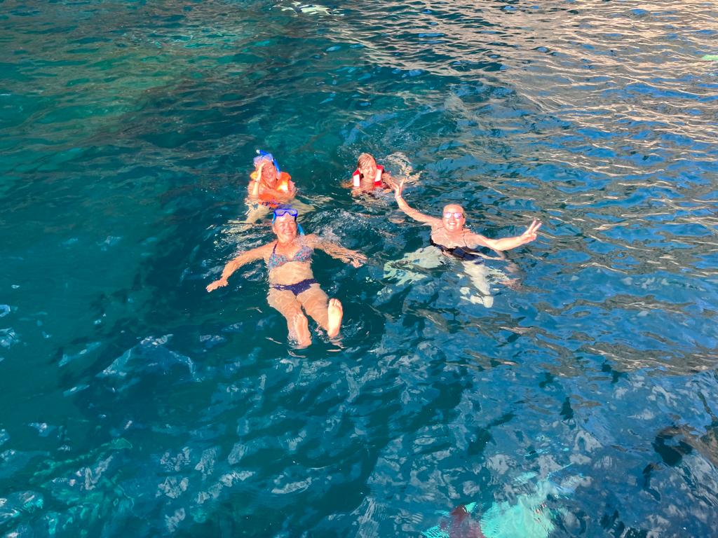 Les filles en baignade dans l'océan lors de l'excursion dauphins à Ténérife