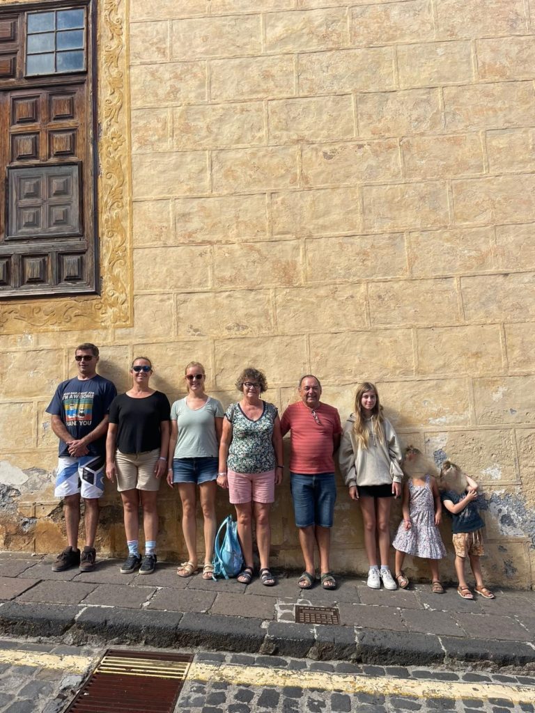 la famille devant une belle façade de La Orotava, Ténérife