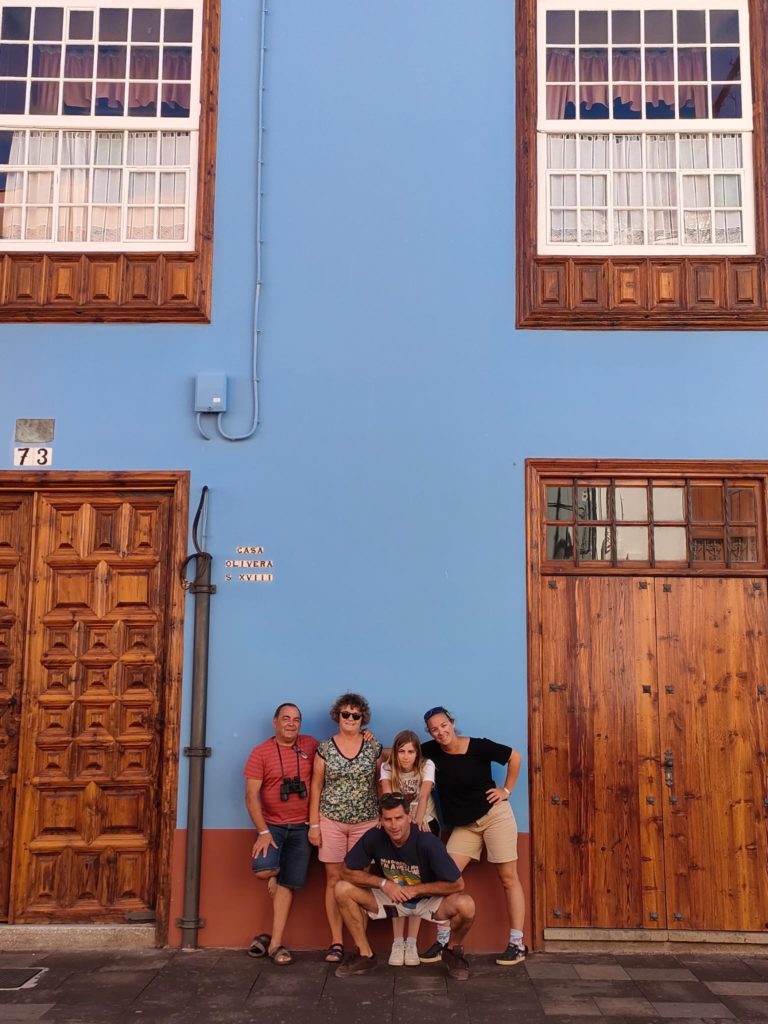 les chatons et les darons posant sur une belle façade bleue de La Laguna, Ténérife