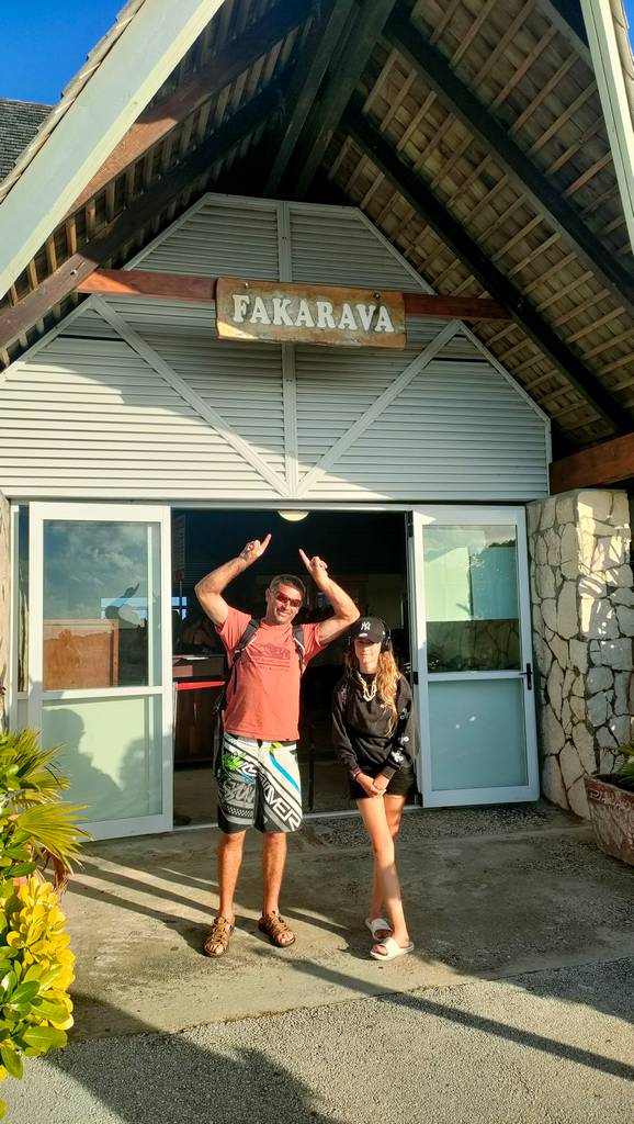 Chaton et chatounette à l'aéroport de Fakarava