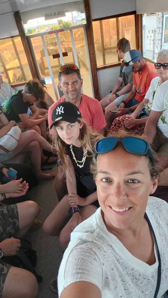 Les 3 chatons dans le bus scolaire de Fakarava