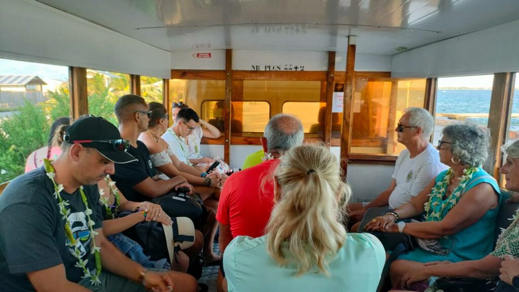 bus scolaire de Fakarava rempli de touristes