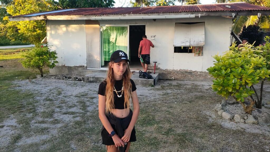 Chatounette devant la maison de Tahia et Pau