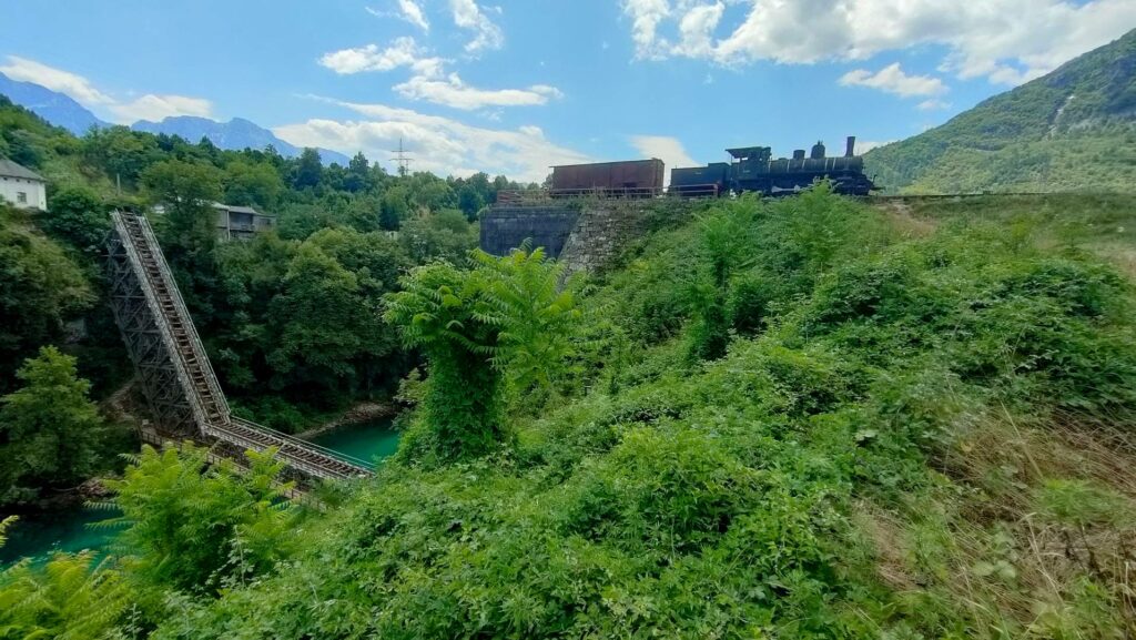 train de la Neretva à Konjic et pont rail couché