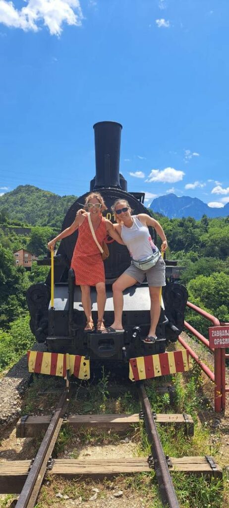 Coco et Chatoune sur le train de la Neretva