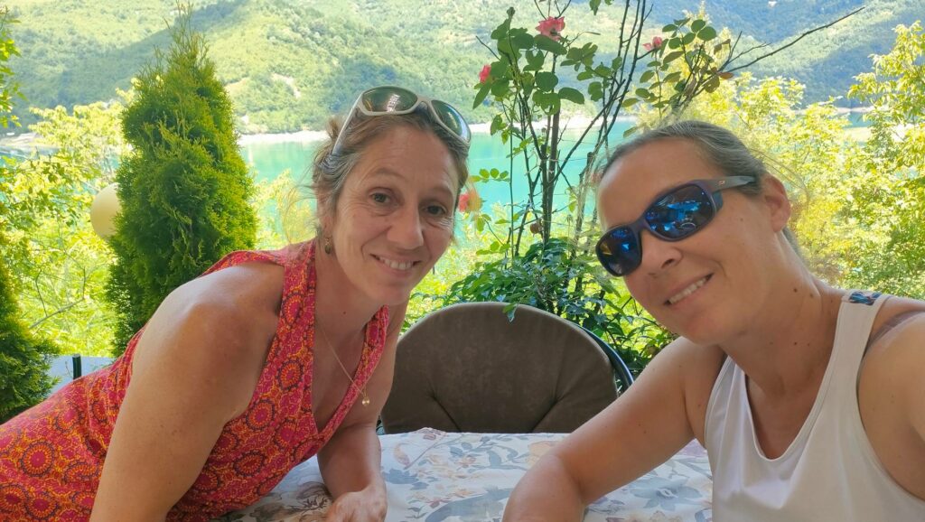 Coco et Chatoune à une terrasse de restaurant au dessus du lac Jablanica