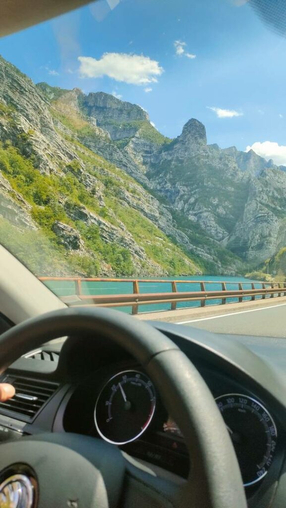 Route entre Sarajevo et Mostar en longeant le fleuve Neretva
