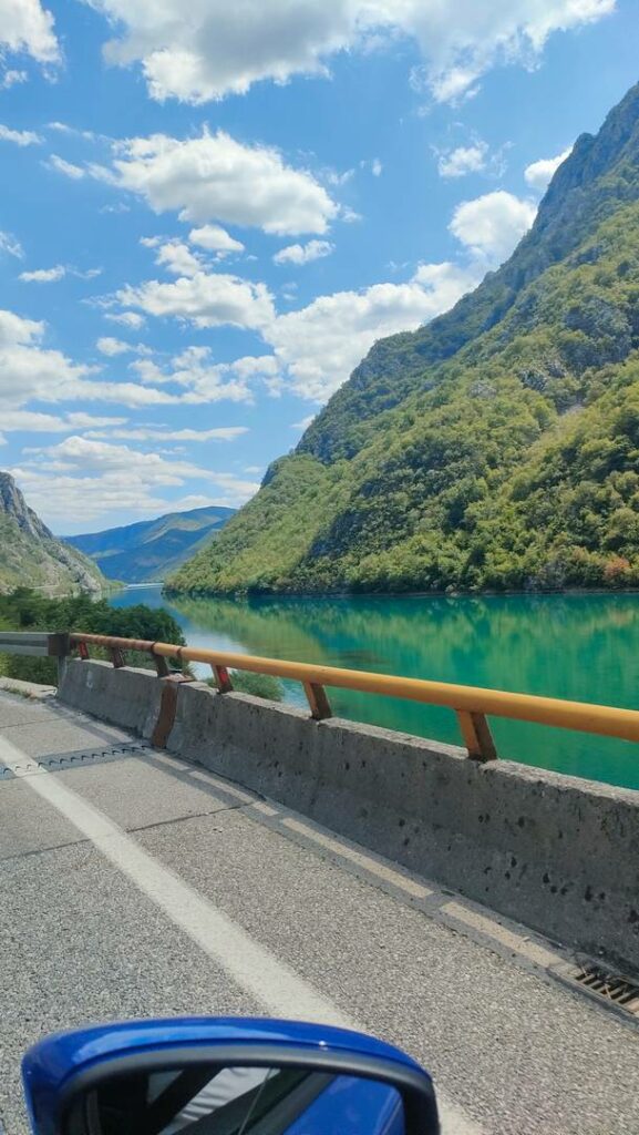 Route entre Sarajevo et Mostar en longeant le fleuve Neretva