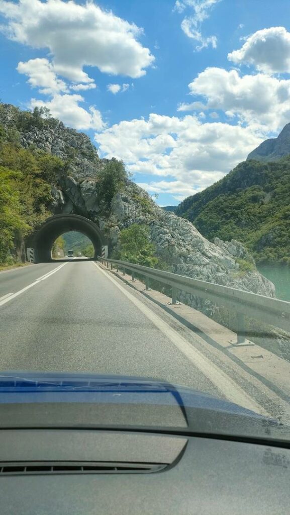 Route entre Sarajevo et Mostar en longeant le fleuve Neretva