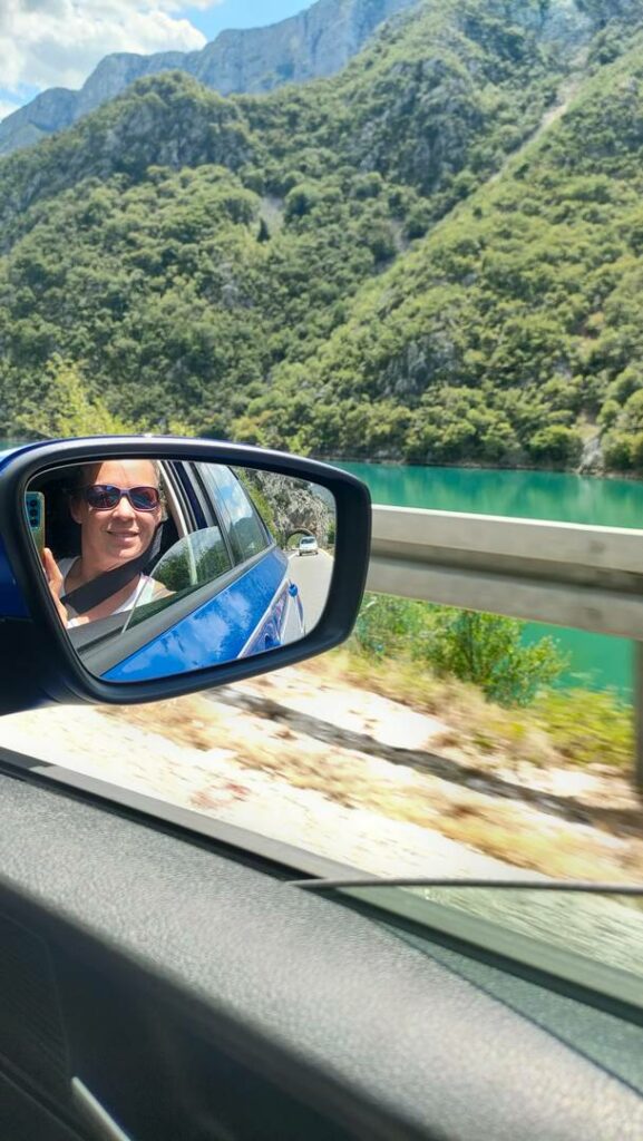 Route entre Sarajevo et Mostar en longeant le fleuve Neretva, Chatoune en portrait dans le rétroviseur